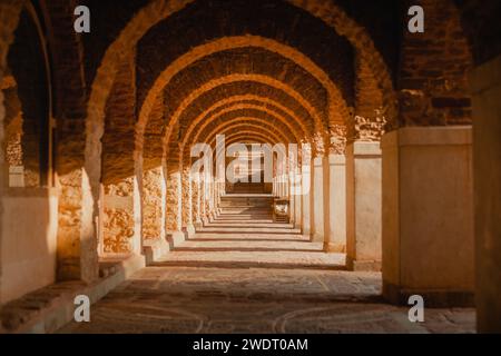 Un passaggio che conduce ad un cortile in un'antica città africana. Foto Stock