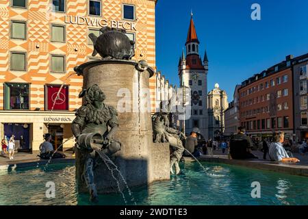 Fischbrunnen auf dem Marienplatz, Kaufhaus Ludwig Beck und Altes Rathaus a Muenchen, Bayern, Deutschland | fontana Fischbrunnen su Marienplatz squa Foto Stock