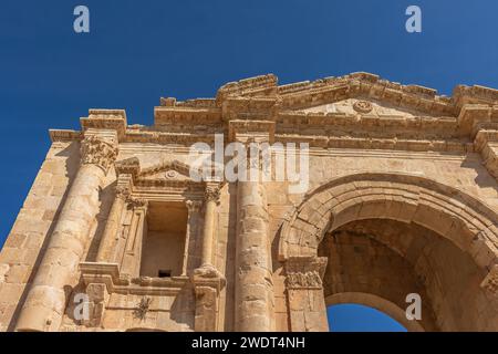 Vista dal basso dell'Arco di Adriano nel sito archeologico di Jerash. Jordan. Foto Stock