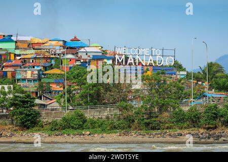 Benvenuto all'insegna Manado all'ingresso del porto della capitale provinciale nel nord di Sulawesi, Manado, Sulawesi settentrionale, Indonesia, Sud-est asiatico, Asia Foto Stock