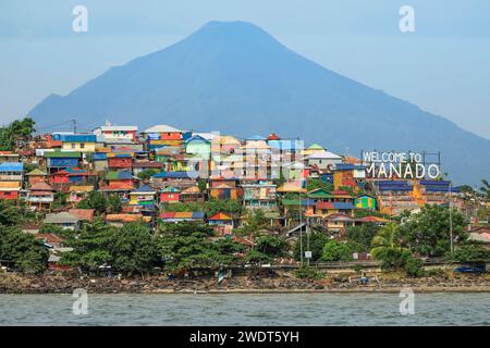 Benvenuto all'insegna Manado all'ingresso del porto della capitale provinciale nel nord di Sulawesi, Manado, Sulawesi settentrionale, Indonesia, Sud-est asiatico, Asia Foto Stock