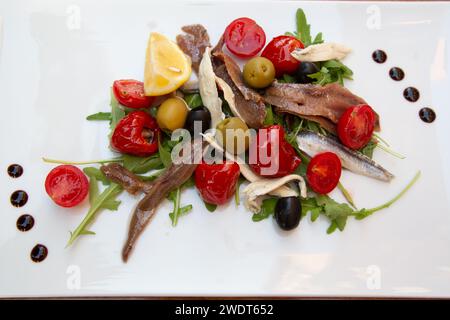 Piatto di alici marinate e salate con pomodori ciliegini, Olive, peperoni in miniatura ripieni, Pola, Croazia, Europa Foto Stock