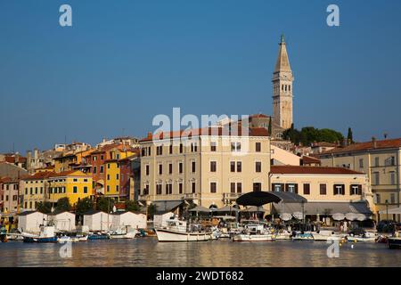 Porto e skyline con la Torre della Chiesa di St Eufemia, città Vecchia, Rovigno, Croazia, Europa Foto Stock