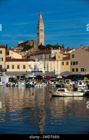 Porto con Torre della Chiesa di St Eufemia sullo sfondo, città Vecchia, Rovigno, Croazia, Europa Foto Stock