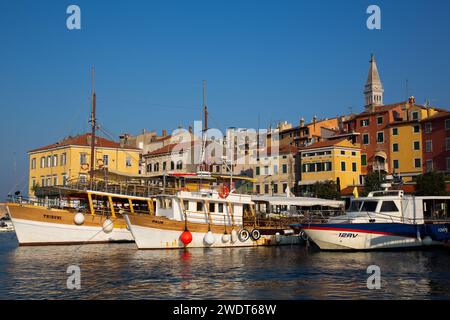 Barche nel porto, città vecchia, Rovigno, Croazia, Europa Foto Stock