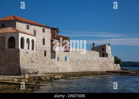 Waterfront e Belvedere sito storico, risalente al 1649, città Vecchia, Cittanova, Croazia, Europa Foto Stock