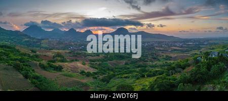 Vista aerea di Long Mountain al tramonto da vicino a Congomah, Mauritius, Oceano Indiano, Africa Foto Stock