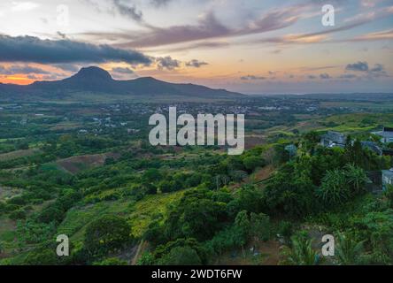 Vista aerea di Long Mountain al tramonto da vicino a Congomah, Mauritius, Oceano Indiano, Africa Foto Stock