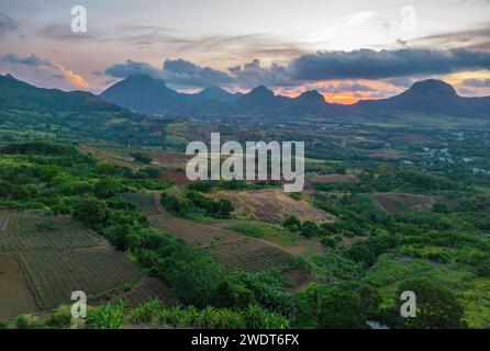 Vista aerea di Long Mountain al tramonto da vicino a Congomah, Mauritius, Oceano Indiano, Africa Foto Stock