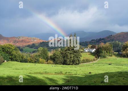 Arcobaleno e docce sulle Cumbrian Fells Around Elter Water (Elterwater) nel sud-est del Lake District, Lake District National Park Foto Stock