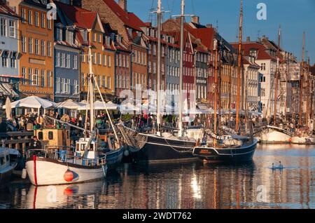Edifici colorati e barche alte con alberi sul lungomare di Nyhavn, Nyhavn Canal, Nyhavn, Copenhagen, Danimarca, Europa Foto Stock
