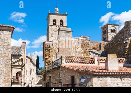 Strade di Trujillo, con il balcone di Casa de los Chaves Calderon sulla sinistra e le torri di Iglesia de Santa Maria la Mayor sulla destra Foto Stock