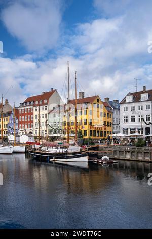 Edifici colorati e barche alte con alberi sul lungomare di Nyhavn, Nyhavn Canal, Nyhavn, Copenhagen, Danimarca, Europa Foto Stock