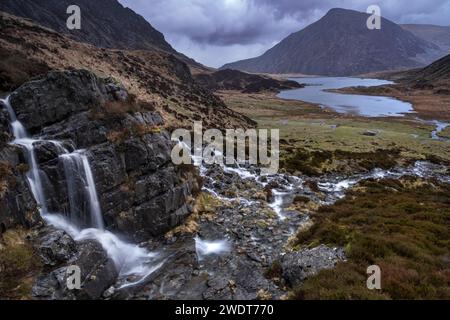 Cieli tempestosi su Llyn Idwal e Pen yr Ole Wen, Cwm Idwal, Snowdonia National Park (Eryri), Galles del Nord, Regno Unito, Europa Foto Stock