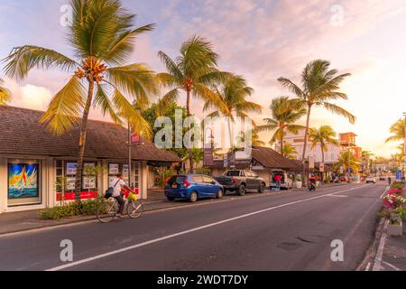 Vista delle palme e dei negozi boutique di Grand Bay al tramonto, Mauritius, Oceano Indiano, Africa Foto Stock