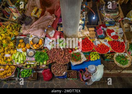 Vista dei prodotti alimentari e delle bancarelle del mercato centrale di Port Louis, Port Louis, Mauritius, Oceano Indiano, Africa Foto Stock