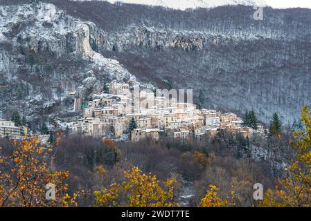 Tradizionale villaggio montano in pietra di Pietracamela con le prime nevicate, Parco Nazionale del Gran Sasso e Monti della Laga, Appennino Foto Stock
