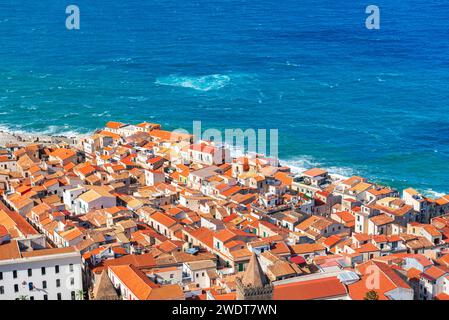 L'antico villaggio di pescatori di Cefalù con tetti rossi e case bianche viste dall'alto, provincia di Palermo, mar Tirreno, Sicilia, Italia, Mediterraneo Foto Stock