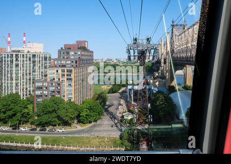 Vista della Roosevelt Island Tramway, la prima funivia per pendolari del Nord America Foto Stock