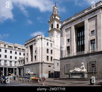 Vista delle fontane del po e della Dora in Piazza CLN, risalente al 1936 e adornata da sculture allegoriche Foto Stock