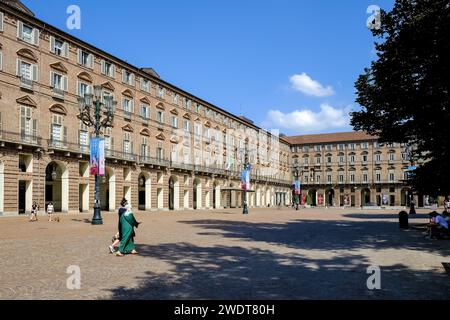 Architettura in Piazza Castello, un'importante piazza rettangolare della città, sede di diversi importanti complessi architettonici Foto Stock
