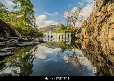 Riflessioni dalla grotta di Rydal nel Lake District National Park, sito patrimonio dell'umanità dell'UNESCO, Cumbria, Inghilterra, Regno Unito, Europa Foto Stock