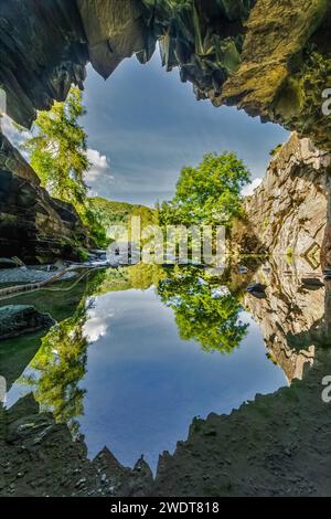 Riflessioni da Rydal Cave, Lake District National Park, sito patrimonio dell'umanità dell'UNESCO, Cumbria, Inghilterra, Regno Unito, Europa Foto Stock