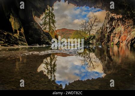 Sole e docce con colori autunnali dalla grotta di Rydal, dal Lake District National Park, sito patrimonio dell'umanità dell'UNESCO, Cumbria, Inghilterra, Regno Unito Foto Stock