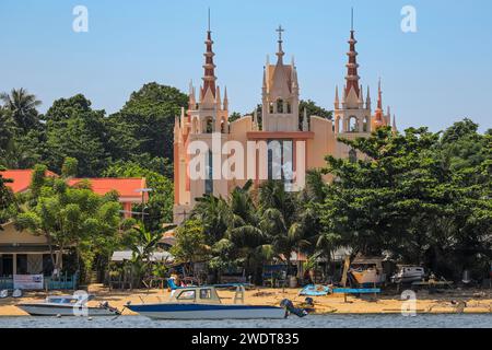 Chiesa ornata da una spiaggia sull'isola di Manadotua al largo dell'isola di vacanze subacquee di Bunaken, Manadotua, Bunaken, Sulawesi settentrionale, Indonesia, sud-est asiatico Foto Stock