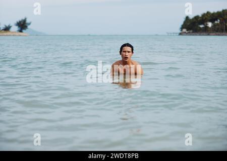 Nuoto: Il Blissful Dive nelle acque turchesi sotto il sole tropicale Foto Stock