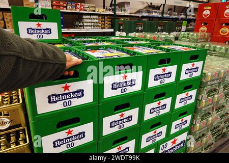 Heineken 0,0 casse di birra in un negozio Foto Stock