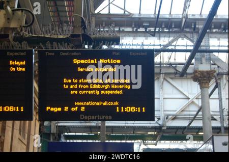 Cartelli informativi a Edinburgh Waverley, dato che i viaggiatori hanno dovuto affrontare interruzioni della rete ferroviaria a causa di Storm Isha. I servizi ScotRail sono stati sospesi e i servizi transfrontalieri sono stati soggetti a ritardi. Data immagine: Lunedì 22 gennaio 2024. Foto Stock