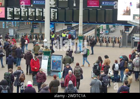 I passeggeri che aspettavano i treni a Edimburgo Waverley mentre i viaggiatori si trovavano a dover affrontare interruzioni della rete ferroviaria a causa di Storm Isha. I servizi ScotRail sono stati sospesi e i servizi transfrontalieri sono stati soggetti a ritardi. Data immagine: Lunedì 22 gennaio 2024. Foto Stock