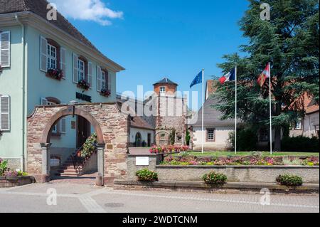 Municipio con storica stampa del vino locale ed ex mura cittadine, Westhoffen, Alsazia, Francia, Europa Foto Stock