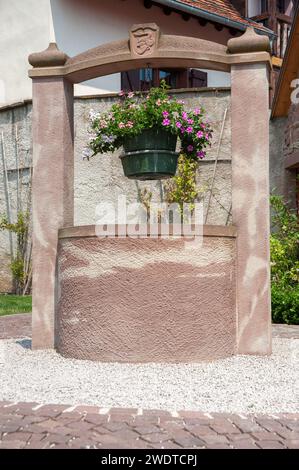 Ex fontana presso la storica stampa vinicola della comunità, Westhoffen, Alsazia, Francia, Europa Foto Stock