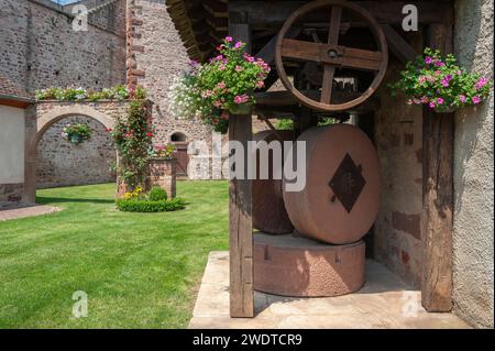 Storica stampa vinicola locale ed ex mura cittadine, Westhoffen, Alsazia, Francia, Europa Foto Stock