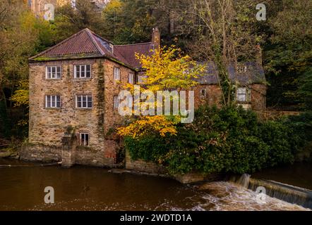 Immagine di basso livello del drone di un vecchio mulino sul fiume Wear scattata in autunno Foto Stock