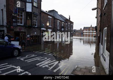 Inondazioni, York, Yorkshire, 2023, inondazioni in Gran Bretagna, città di York nello Yorkshire, vittime di inondazioni nel centro della città del fiume Ouse. Foto Stock