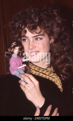 Brooke Shields e il suo maglione rosa con Barbie Doll. Nel 1982. Forse all'annuale Toy Show. Foto Stock