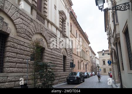 Palazzo Negri de salvi e Palazzo Thiene rinascimentale palladiano del XVI secolo in Piazzetta San Stefano nel centro storico di Vicenza, Provincia di V Foto Stock