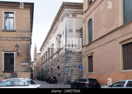 Palazzo Negri de salvi e Palazzo Thiene rinascimentale palladiano del XVI secolo in Piazzetta San Stefano nel centro storico di Vicenza, Provincia di V Foto Stock