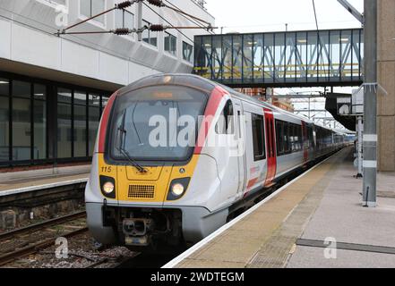 Greater Anglia Aventra Class 720 No. 720115 parte da Harwich International al numero 09,33 con 09,26 Harwich Town - servizio filiale Manningtree 14/11/24 Foto Stock