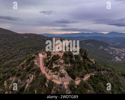 Vista aerea al tramonto dei resti di un piccolo castello burriaco dell'XI secolo, cappella su una collina, con un'escursione modesta e viste spettacolari Foto Stock