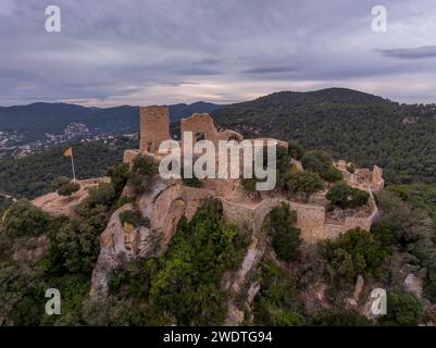 Vista aerea al tramonto dei resti di un piccolo castello burriaco dell'XI secolo, cappella su una collina, con un'escursione modesta e viste spettacolari Foto Stock