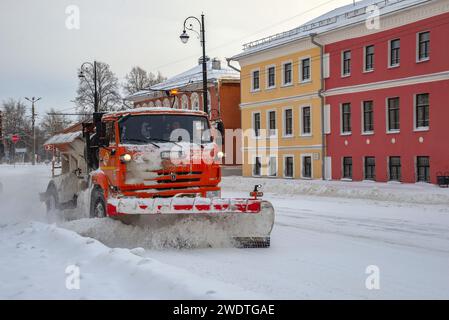 RYBINSK, RUSSIA - 1 GENNAIO 2024: Spazzaneve nel centro storico della città. Rybinsk, regione di Jaroslavl Foto Stock