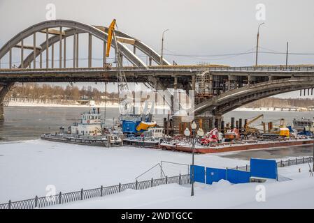 RYBINSK, RUSSIA - 01 GENNAIO 2024: Revisione del ponte. Volga, Rybinsk, regione di Jaroslavl Foto Stock