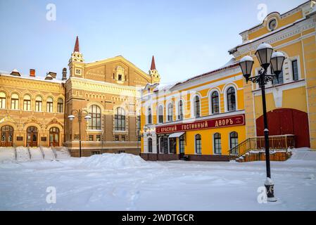 RYBINSK, RUSSIA - 1 GENNAIO 2024: Vecchie case sulla Piazza Rossa, Rybinsk. Regione di Yaroslavl, Russia Foto Stock