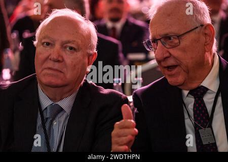 Cracovia, Polonia. 22 gennaio 2024. Manuel Angel Moratinos, Sottosegretario generale delle Nazioni Unite, alto Rappresentante dell'UNAOC (L), partecipa al simposio dell'Associazione ebraica europea presso il Centro conferenze dell'hotel Hilton a Cracovia in vista del 79° anniversario della liberazione di Auschwitz a Cracovia, in Polonia, il 22 gennaio 2024. Il simposio si concentra sull'aumento dell'antisemitismo in Europa dopo il brutale attacco del 7 ottobre 2023 contro Israele e la reazione militare indiscriminata di Israele contro i palestinesi. (Foto di Dominika Zarzycka/Sipa USA) credito: SIPA USA/Alamy Live News Foto Stock