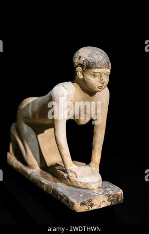 Museo Nazionale di Alessandria, statuetta modello di un servo che frantumava grani con una pietra rotonda. Foto Stock