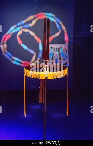 Dalla mostra "Ramsès", il diadema di Sat Hathor Iunet, el-Lahun, combinato con il pettorale di Sat Hathor, Dashur. Foto Stock